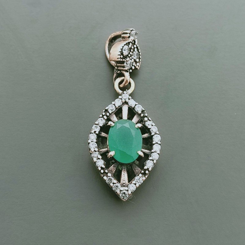 Ciondolo Di Argento 925 con Radice di Smeraldo Ovale e Zirconi Stile Etnico