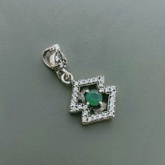 Ciondolo Di Argento 925 con Radice di Smeraldo Tondo e Zirconi Stile Etnico