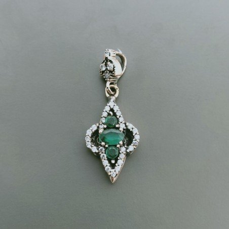 Ciondolo Di Argento 925 con Radice di Smeraldo Ovale e Zirconi Stile Etnico