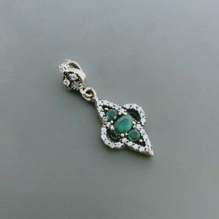 Ciondolo Di Argento 925 con Radice di Smeraldo Ovale e Zirconi Stile Etnico