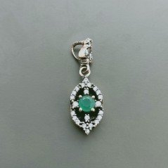 Ciondolo Di Argento 925 con Radice di Smeraldo Tondo e Zirconi Stile Etnico