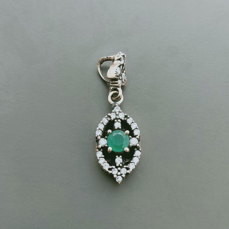 Ciondolo Di Argento 925 con Radice di Smeraldo Tondo e Zirconi Stile Etnico
