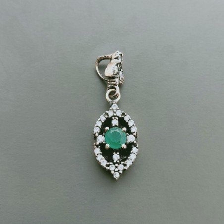 Ciondolo Di Argento 925 con Radice di Smeraldo Tondo e Zirconi Stile Etnico