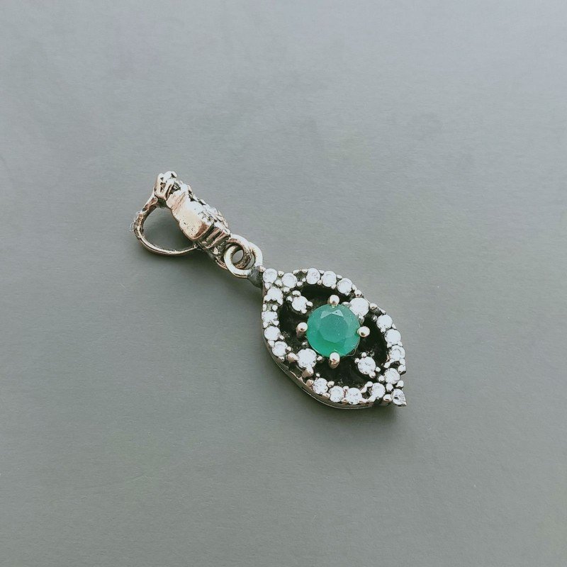 Ciondolo Di Argento 925 con Radice di Smeraldo Tondo e Zirconi Stile Etnico