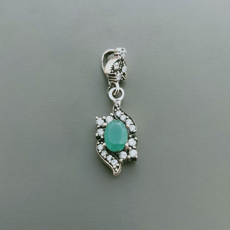 Ciondolo Di Argento 925 con Radice di Smeraldo Ovale e Zirconi Stile Etnico