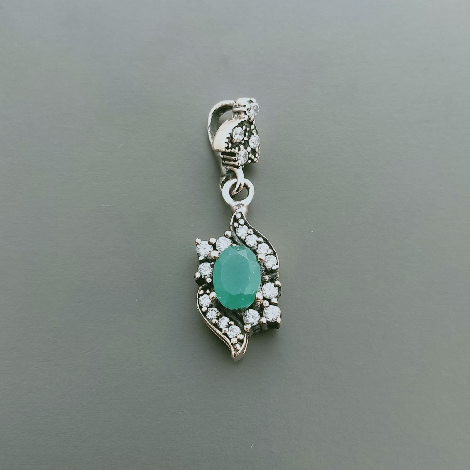 Ciondolo Di Argento 925 con Radice di Smeraldo Ovale e Zirconi Stile Etnico