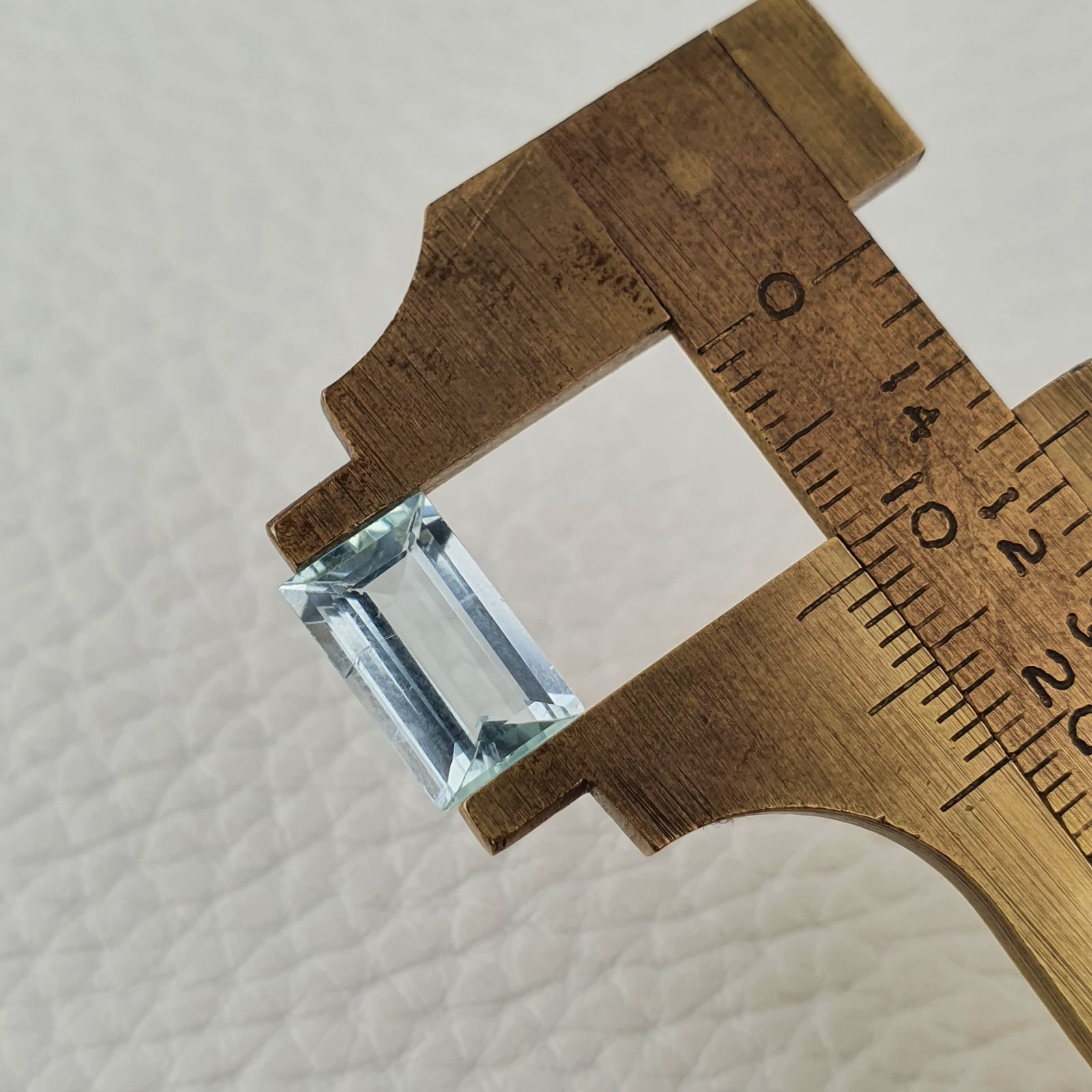 Acquamarina Naturale (AA) Taglio Baguette Sfaccettata Fatto a Mano Gemma Sciolta 11X7X4mm 2,30 Carati 1pz