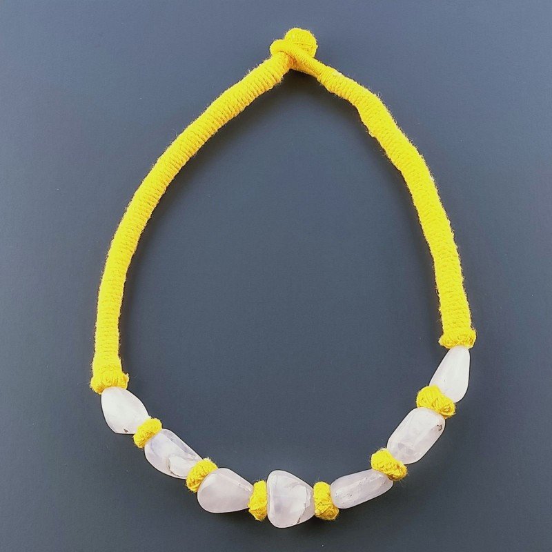 Collana girocollo di seta indiana gialla con sassi quarzo rosa