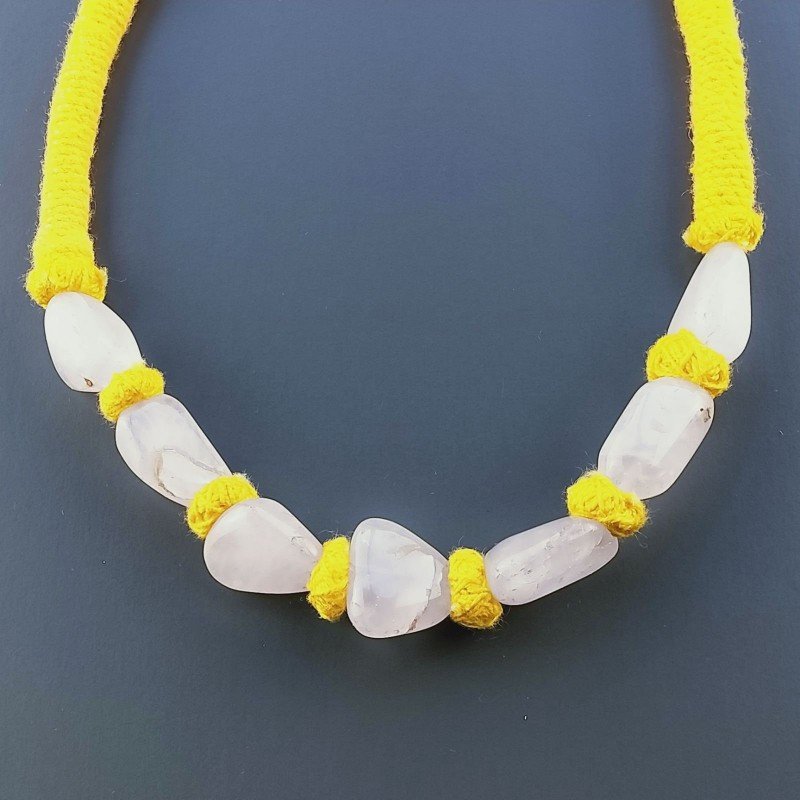 Collana girocollo di seta indiana gialla con sassi quarzo rosa