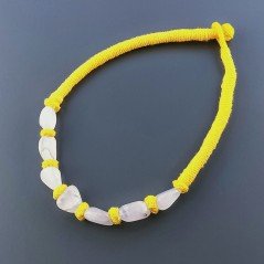 Collana girocollo di seta indiana gialla con sassi quarzo rosa