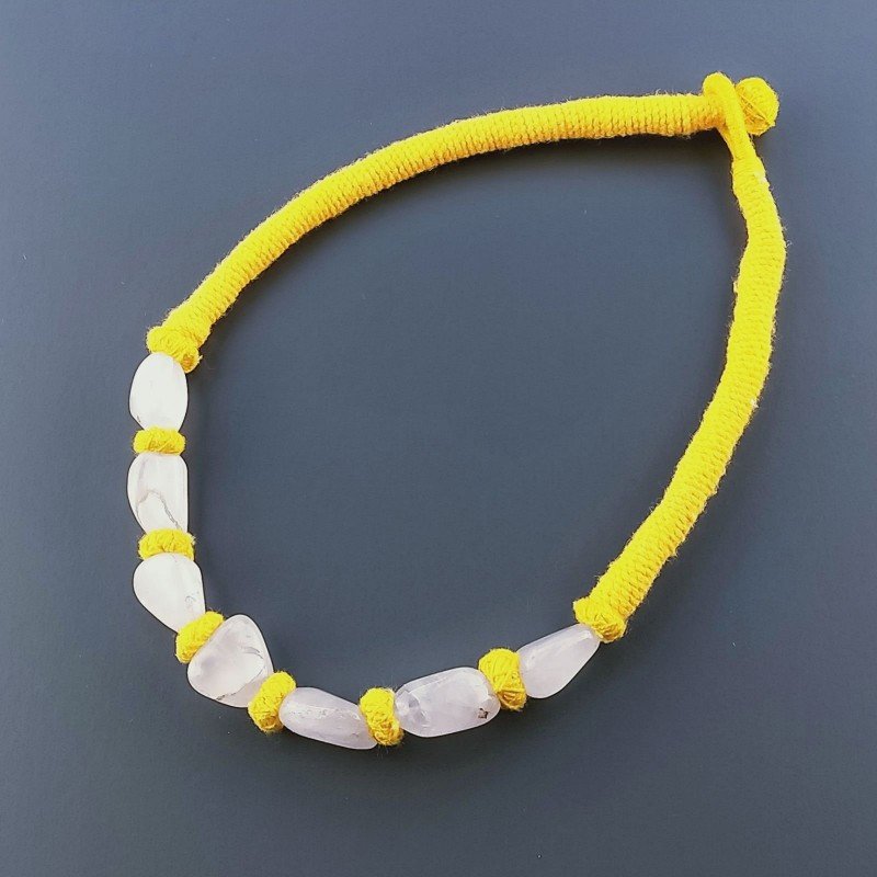 Collana girocollo di seta indiana gialla con sassi quarzo rosa