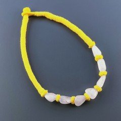 Collana girocollo di seta indiana gialla con sassi quarzo rosa