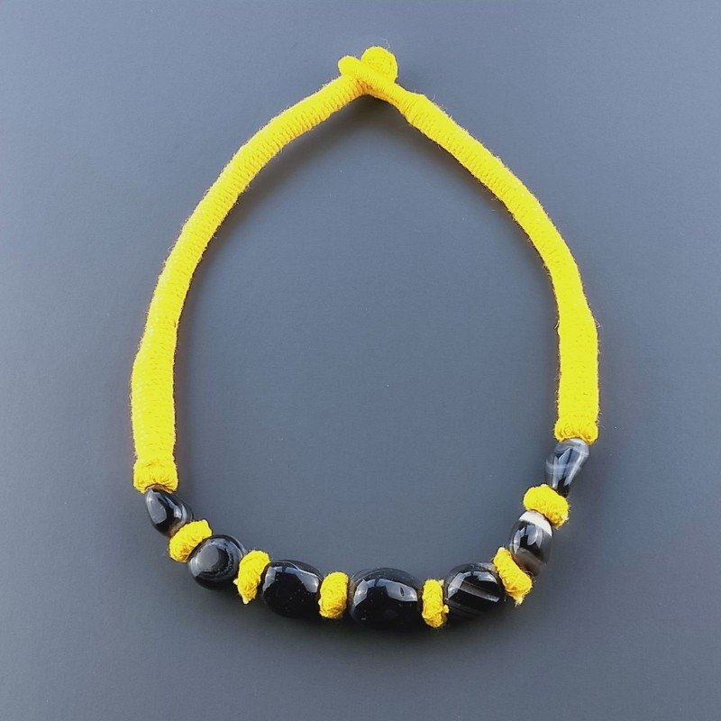Collana girocollo di seta indiana gialla con sassi agata nera striata liscia