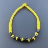 Collana girocollo di seta indiana gialla con sassi agata nera striata liscia