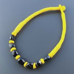 Collana girocollo di seta indiana gialla con sassi agata nera striata liscia