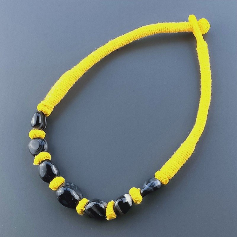 Collana girocollo di seta indiana gialla con sassi agata nera striata liscia