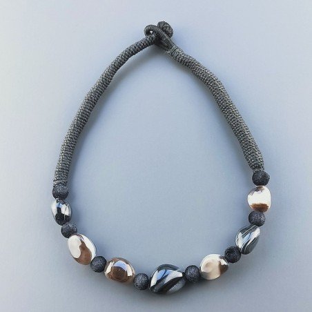 Collana girocollo di seta indiana nera con sassi agata striata nera liscia