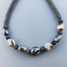 Collana girocollo di seta indiana nera con sassi agata striata nera liscia