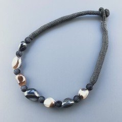 Collana girocollo di seta indiana nera con sassi agata striata nera liscia
