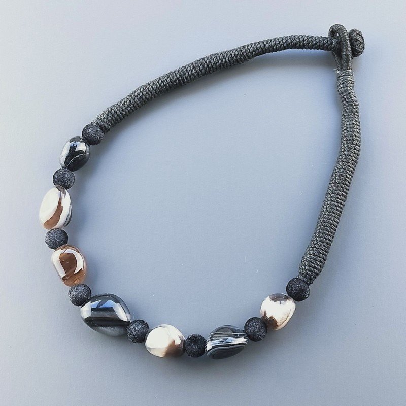 Collana girocollo di seta indiana nera con sassi agata striata nera liscia