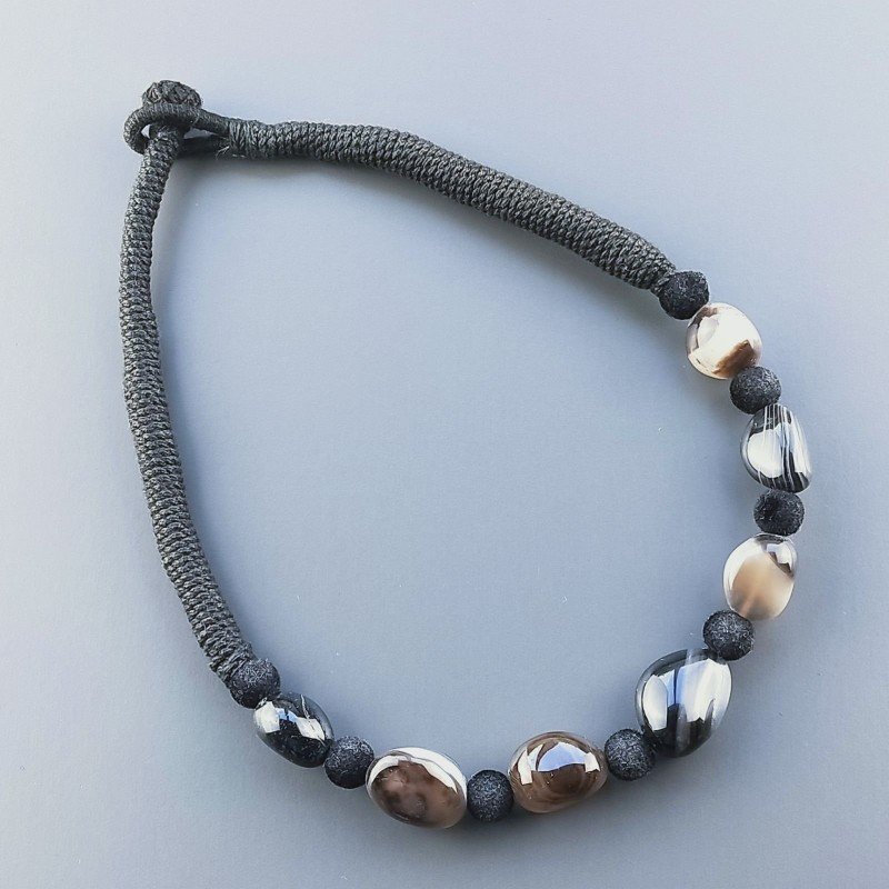 Collana girocollo di seta indiana nera con sassi agata striata nera liscia