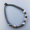 Collana girocollo di seta indiana nera con sassi agata striata nera liscia