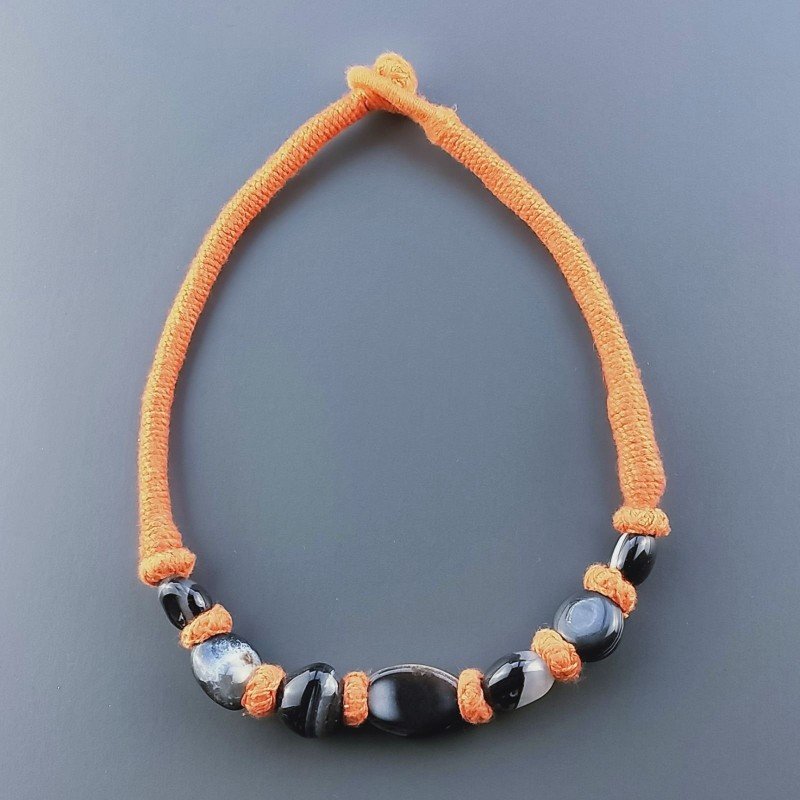 Collana girocollo di seta indiana arancione con sassi agata striata nera liscia