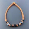 Collana girocollo di seta indiana arancione con sassi agata striata nera liscia