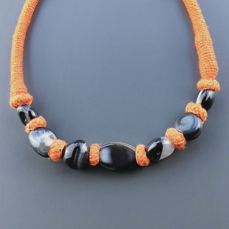 Collana girocollo di seta indiana arancione con sassi agata striata nera liscia