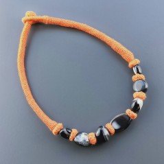 Collana girocollo di seta indiana arancione con sassi agata striata nera  liscia