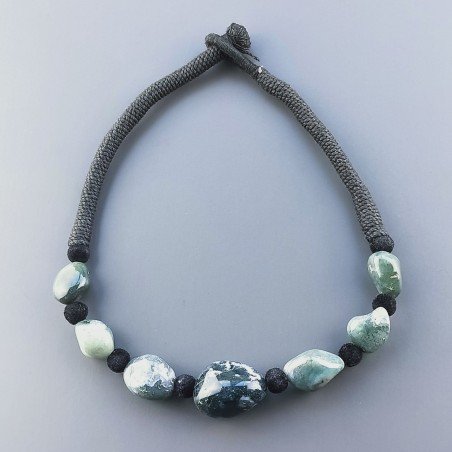 Collana girocollo di seta indiana nerla con sassi agata muschiata verde
