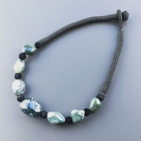 Collana girocollo di seta indiana nerla con sassi agata muschiata verde