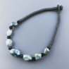 Collana girocollo di seta indiana nerla con sassi agata muschiata verde