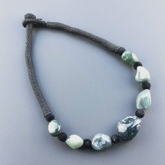 Collana girocollo di seta indiana nerla con sassi agata muschiata verde