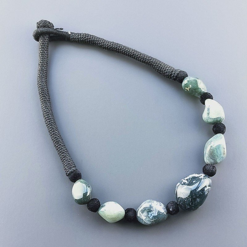 Collana girocollo di seta indiana nerla con sassi agata muschiata verde