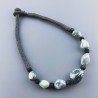 Collana girocollo di seta indiana nerla con sassi agata muschiata verde