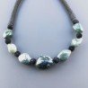 Collana girocollo di seta indiana nerla con sassi agata muschiata verde