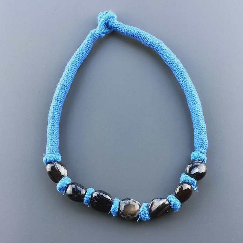 Collana girocollo di seta indiana turchese con sassi agata nera striata liscia