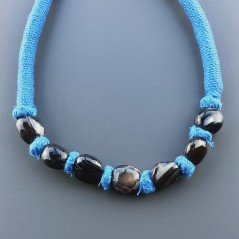 Collana girocollo di seta indiana turchese con sassi agata nera striata liscia