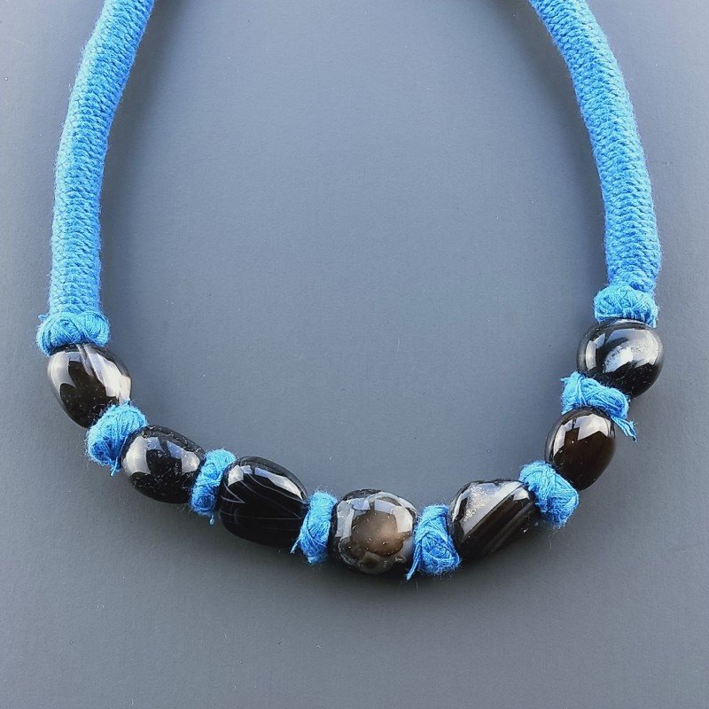 Collana girocollo di seta indiana turchese con sassi agata nera striata liscia