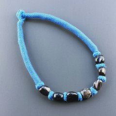 Collana girocollo di seta indiana turchese con sassi agata nera striata liscia