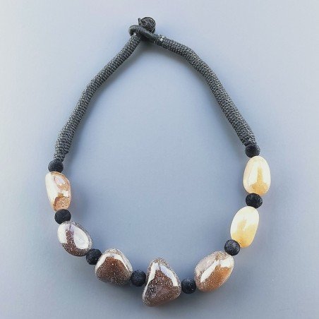 Collana girocollo di seta indiana nera con sassi calcidonia marone liscia