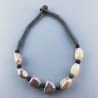 Collana girocollo di seta indiana nera con sassi calcidonia marone liscia
