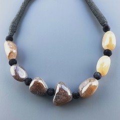 Collana girocollo di seta indiana nera con sassi calcidonia marone liscia