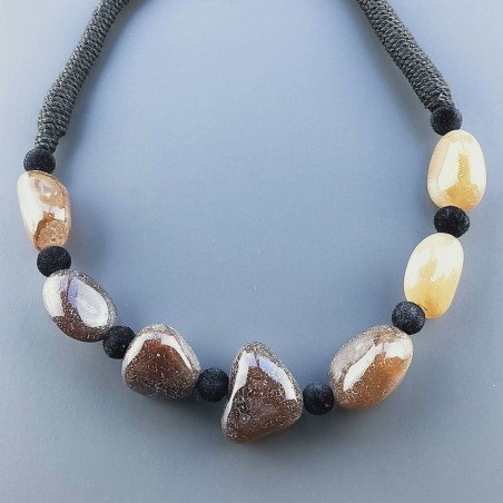 Collana girocollo di seta indiana nera con sassi calcidonia marone liscia