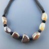 Collana girocollo di seta indiana nera con sassi calcidonia marone liscia