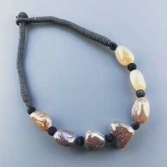 Collana girocollo di seta indiana nera con sassi calcidonia marone liscia