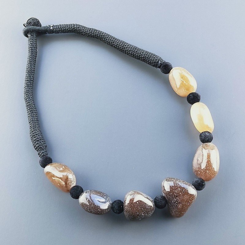 Collana girocollo di seta indiana nera con sassi calcidonia marone liscia