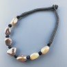 Collana girocollo di seta indiana nera con sassi calcidonia marone liscia