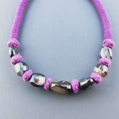 Collana girocollo di seta indiana viola con sassi agata nera striata liscia